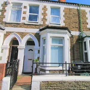 Three Bedroom Townhouse - Free Local Parking - By Promise Holiday home Cardiff